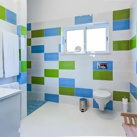 Carvoeiro Sleeps 6 With Pool Air Con And Wifi Villa *