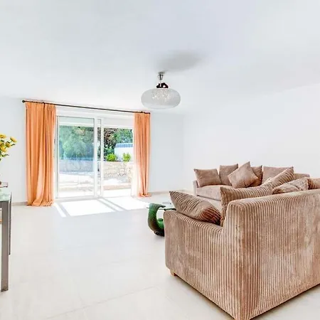 Villa Carvoeiro Sleeps 6 With Pool Air Con And Wifi *