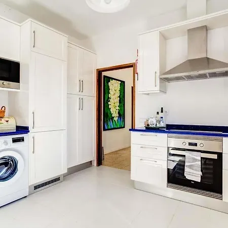 Carvoeiro Sleeps 6 With Pool Air Con And Wifi