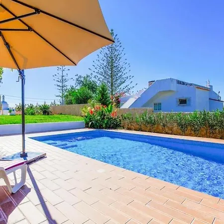 Carvoeiro Sleeps 6 With Pool Air Con And Wifi 카르보에이루